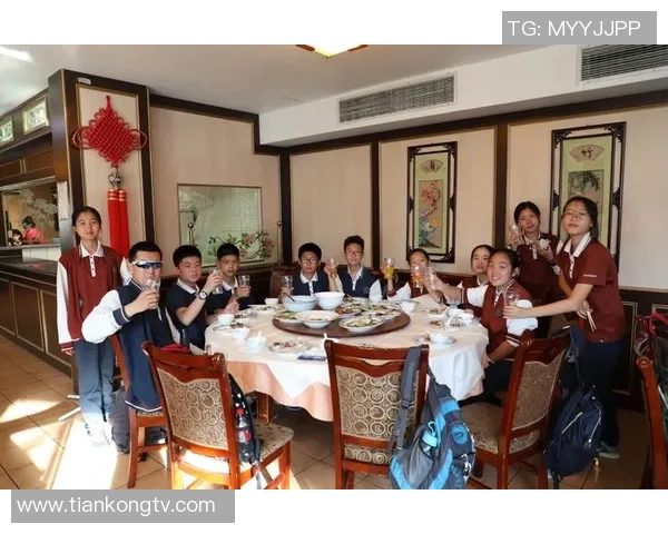 足球明星品尝中餐的精彩瞬间与美味体验分享视频